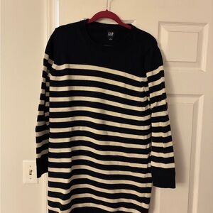 GAP Women’s Navy and Cream Striped Crewneck Sweater